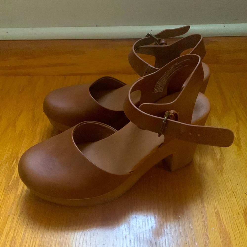 Universal Thread Marcia Heeled Clog Pump Size 7 Cognac
